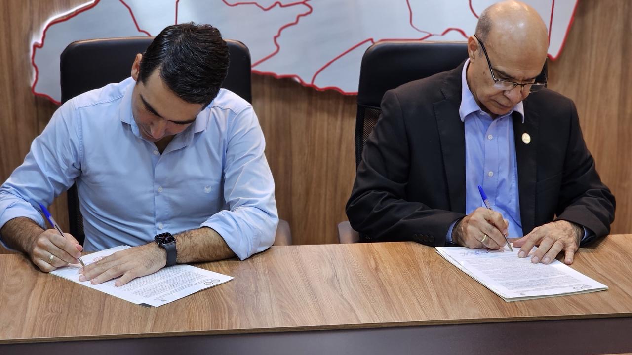 FIRMA DE CONVENIO ENTRE LA FCE UNCA Y LA GOBERNACIÓN DE CAAGUAZÚ ...