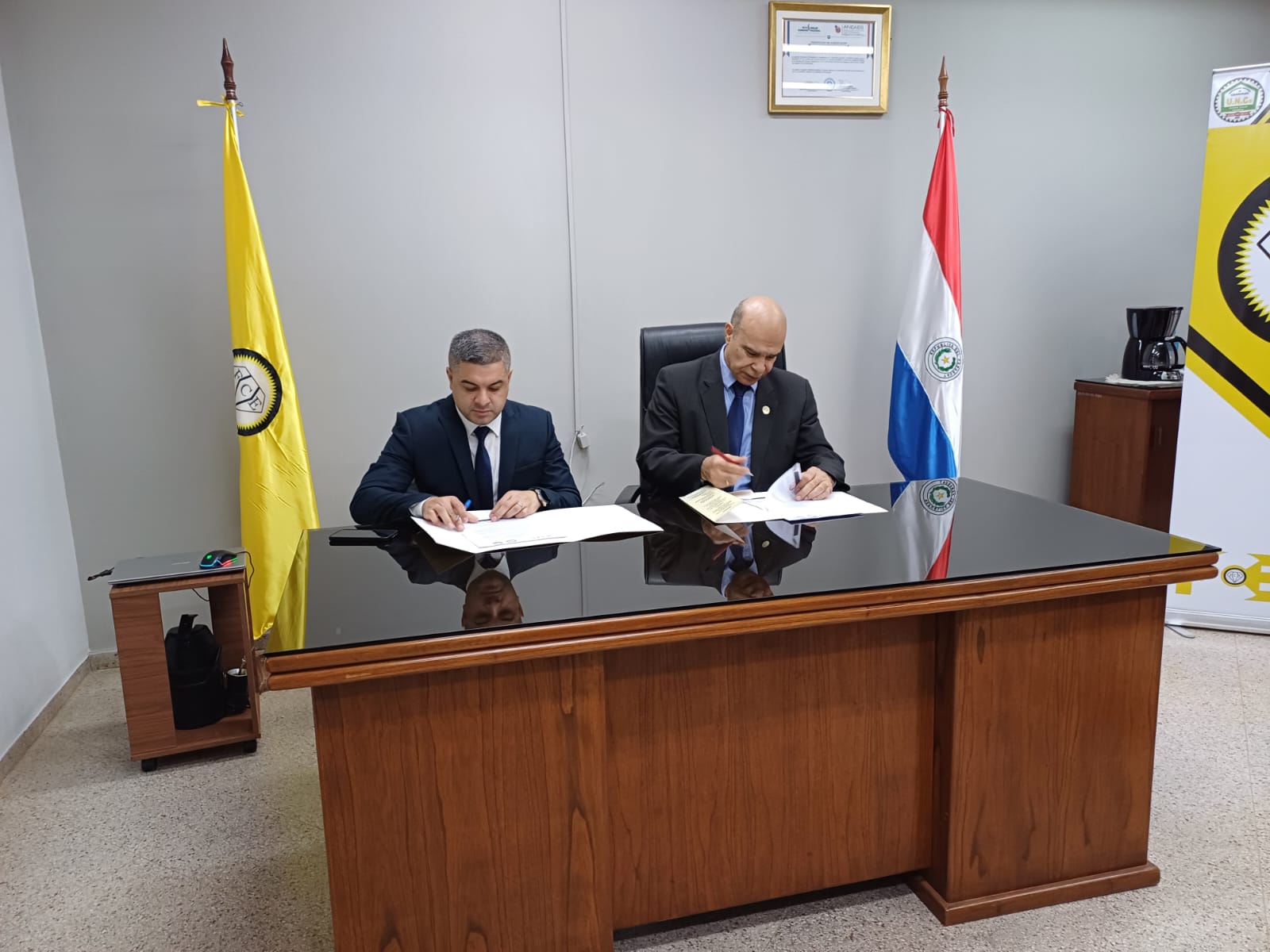 FIRMA DE CONVENIO ENTRE FCE UNCA Y LES SCIENCE LAB. – Facultad de ...