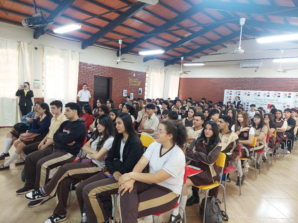 📚 CHARLA SOBRE EDUCACIÓN FINANCIERA IMPARTIDA POR ALUMNOS DE LA FCE UNCA -  FILIAL CAAGUAZÚ 💡 – Facultad de Ciencias Económicas